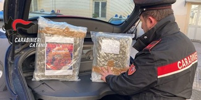 Catania, nascondeva 2,2 kg di droga in buste della spesa