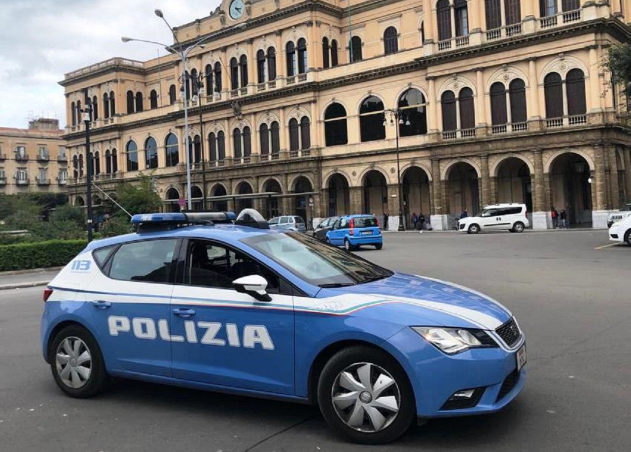Palermo, tira un pugno a una giovane donna e scappa col suo iPhone: arrestato 18enne tunisino