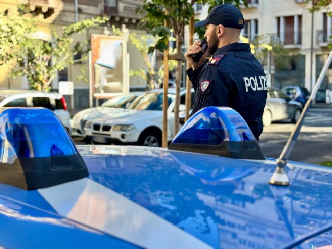Ruba gioielli e aggredisce la commessa davanti alla figlia di 7 anni: arrestata una 43enne