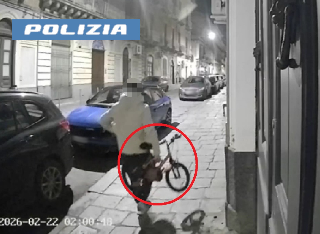 Evade dai domiciliari e ruba la bici a un bimbo: arrestato ladro seriale a Catania