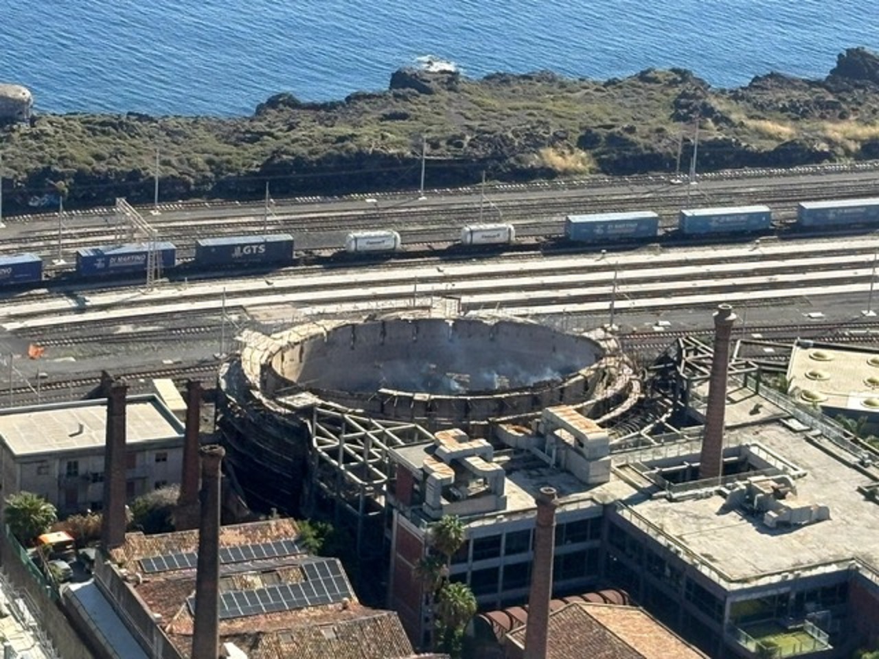 Incendio Le Ciminiere, la Procura dispone il dissequestro del centro fieristico Incendio Le Ciminiere, la Procura dispone il dissequestro del centro fieristico