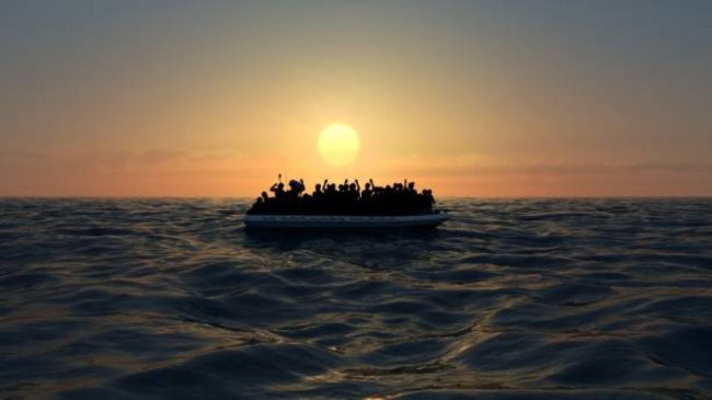 Partorisce sul gommone durante la traversata verso Lampedusa