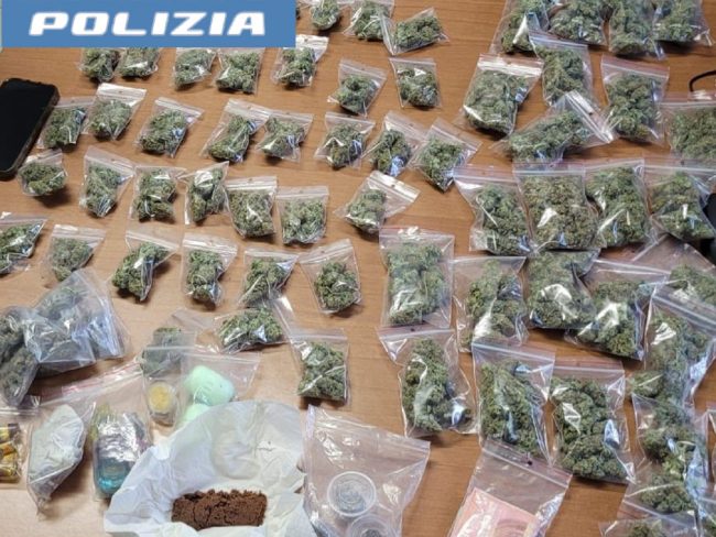 Delivery della droga via chat: nei guai due giovanissimi a Catania
