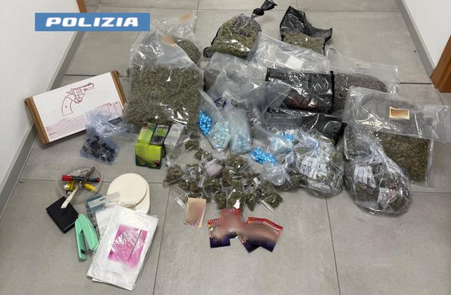 Catania, pistola in camera e maxi carico di droga nel ripostiglio: arrestato 62enne