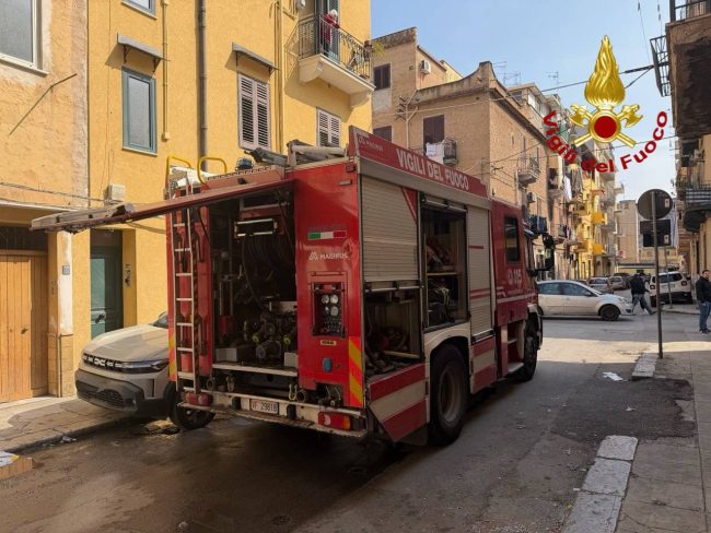 Palermo, incendio nella cucina di un’appartamento: salvata 88enne