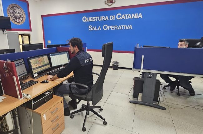 Sfreccia contromano tamponando le auto in sosta: l’inseguimento a Catania