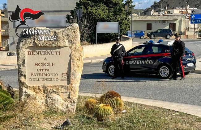 In fiamme un banco ortofrutticolo nel Ragusano: denunciati madre e figlio minorenne
