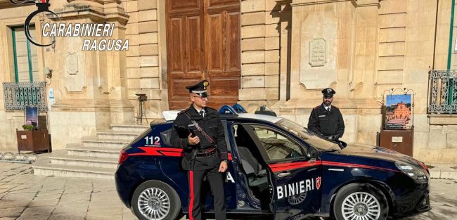 Girava con un’ascia e il volto dipinto per le strade di Scicli: denunciato