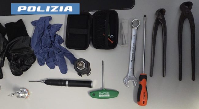 Catania, sorpresi in condominio con arnesi da scasso: denunciati 2 uomini