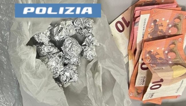 Catania, sorpresi a spacciare droga dal finestrino dell’auto: arrestati due pusher