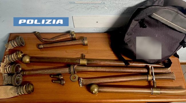 Catania, smonta corrimano in ottone da un palazzo storico: fermato e denunciato