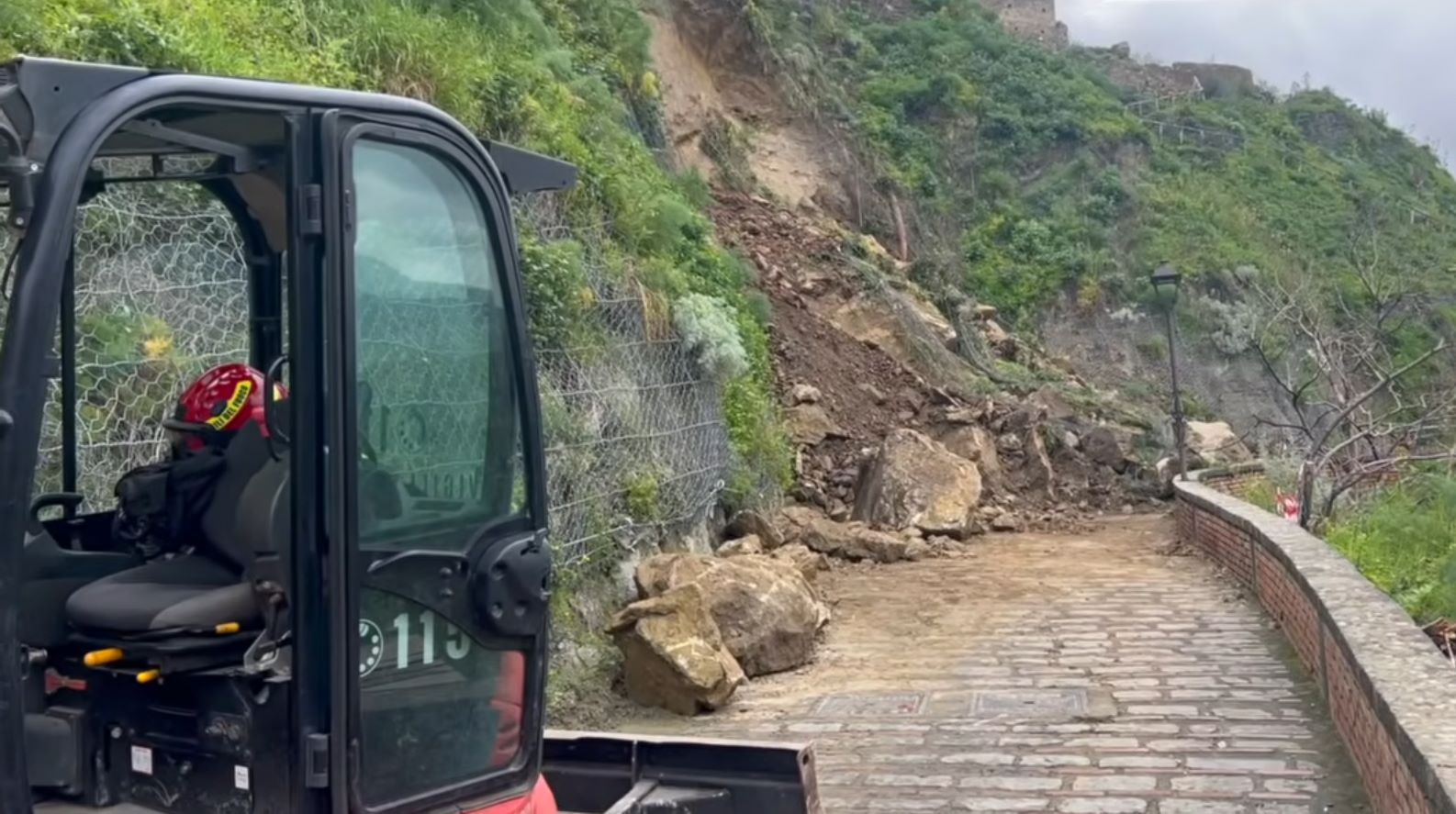 Frana al centro storico di Savoca dopo il maltempo nel Messinese: vigili del fuoco in azione da ieri pomeriggio