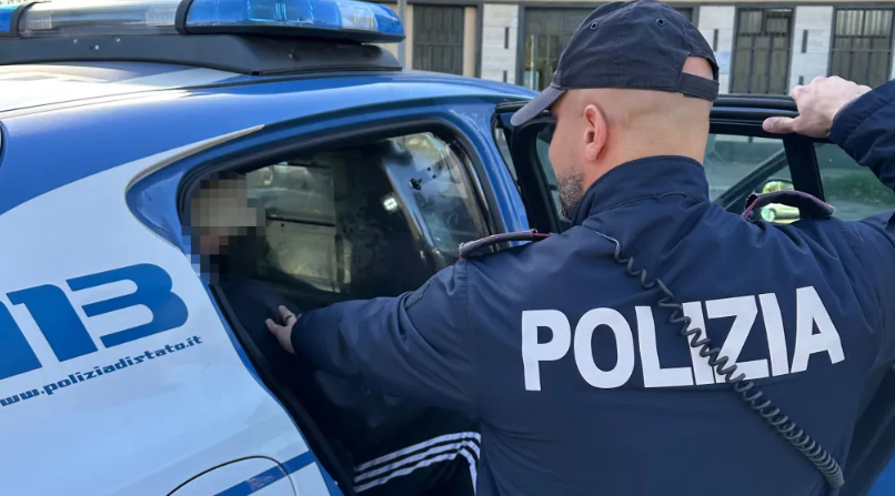 Minaccia la madre per avere soldi per la droga: dai domiciliari finisce in carcere Minaccia la madre per avere soldi per la droga: dai domiciliari finisce in carcere