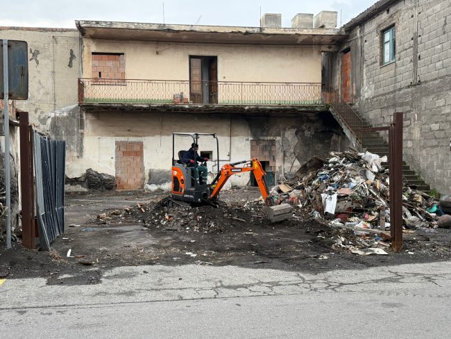 Fondachello rialza la testa dopo il ciclone Harry: ruspe in azione, corsa contro il tempo per Pasqua
