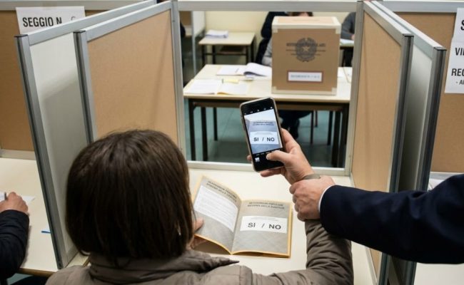 Catania, vota e fotografa la scheda in modo plateale: fermato al seggio, indaga la Procura