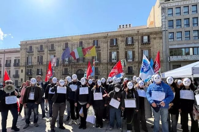 Ex Almaviva in piazza a Palermo: “Siamo invisibili, vogliamo lavoro”