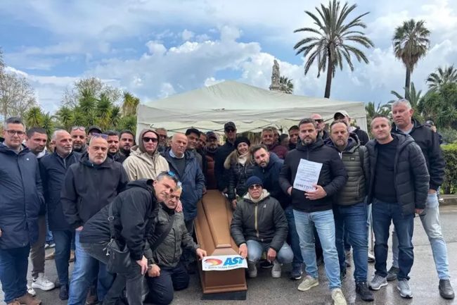Dipendenti Ast manifestano sotto Palazzo dei Normanni: “Schifani solo tu puoi salvarci”