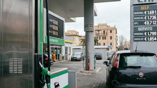 Crisi in Medio Oriente, rincari energetici minacciano l’economia italiana. L’allarme del Codacons