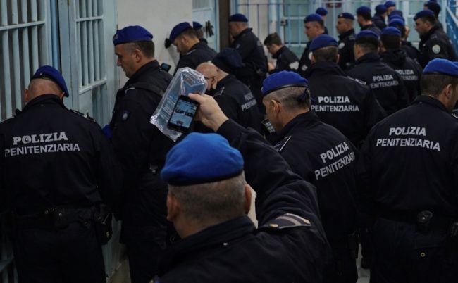 Maxi operazione nel carcere Cavadonna di Siracusa: sequestrati 67 cellulari e droga