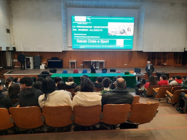 Igiene dentale e sport: il dott. Rapisarda incontra gli studenti del Cannizzaro