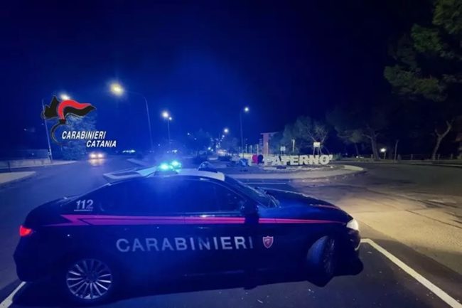 Non trova un libro e impugna una pistola: minaccia i fratelli, li morde e aggredisce la madre 90enne