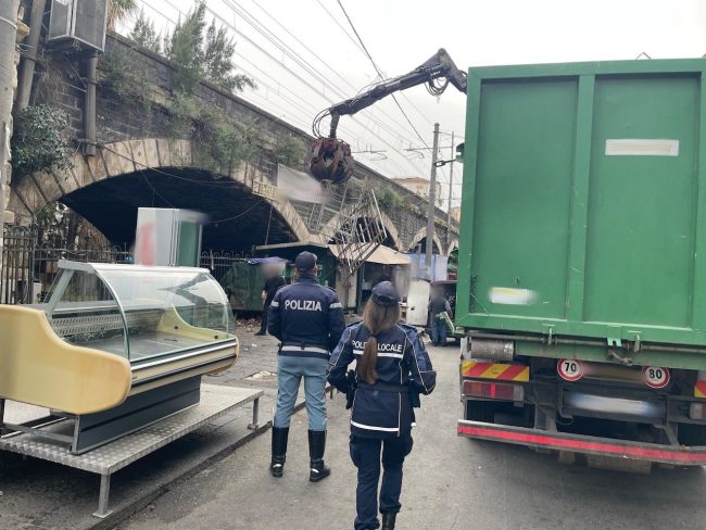 Abusivismo a Catania, i venditori ambulanti di via Dusmet “levano le tende”