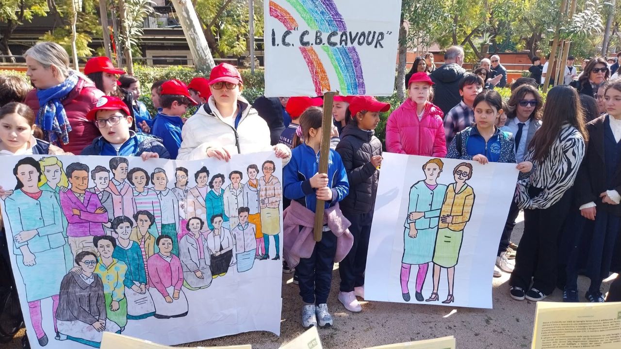 L’Istituto Comprensivo “C.B. Cavour” al Giardino Bellini per “Una targa per le Madri Costituenti” con le catanesi Ottavia Penna Buscemi e Maria Nicotra Fiorini