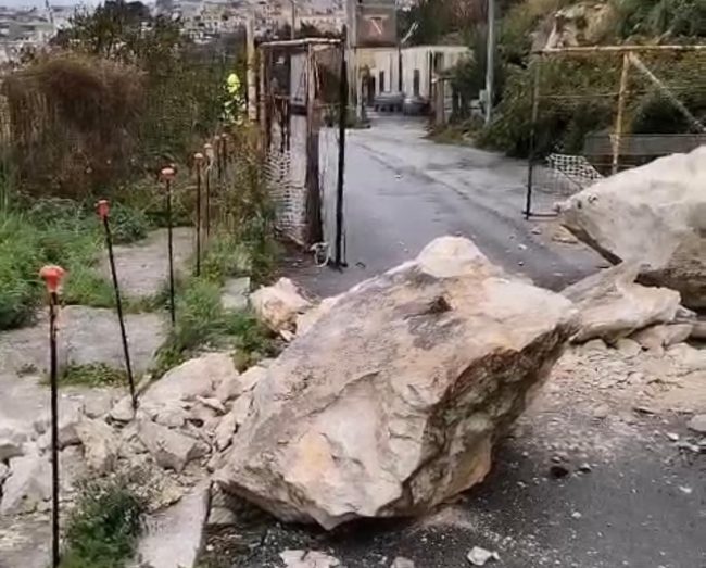 Castellammare del Golfo, cedimento della parete rocciosa vicino al porto: chiusa la strada di accesso