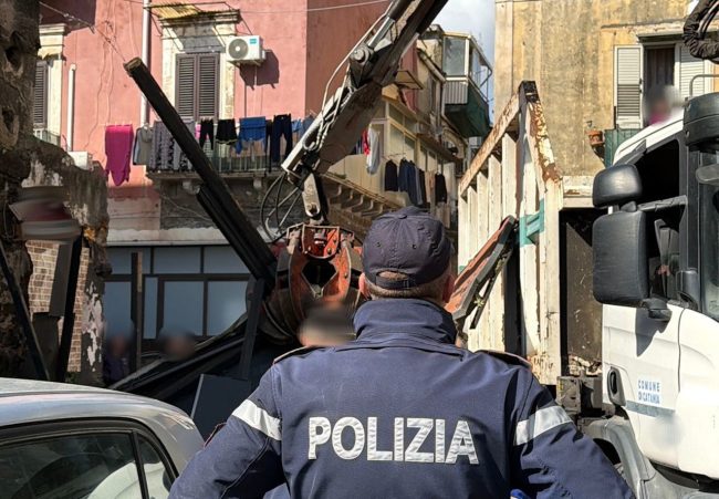 Controlli straordinari a San Cristoforo: pistola sequestrata, ambulanti sanzionati e strutture abusive rimosse