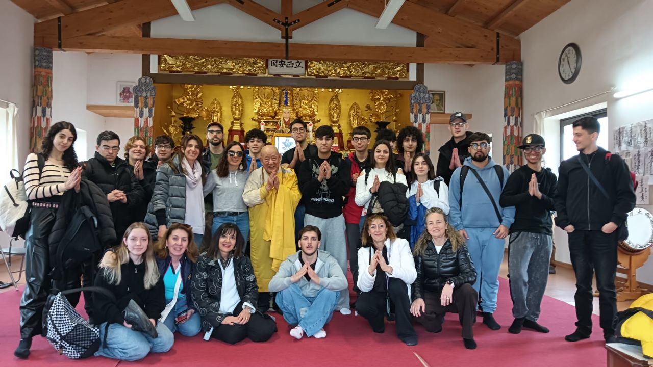 Trekking del digiuno tecnologico verso la Pagoda della Pace: studenti in cammino per riflettere sull’uso consapevole della tecnologia