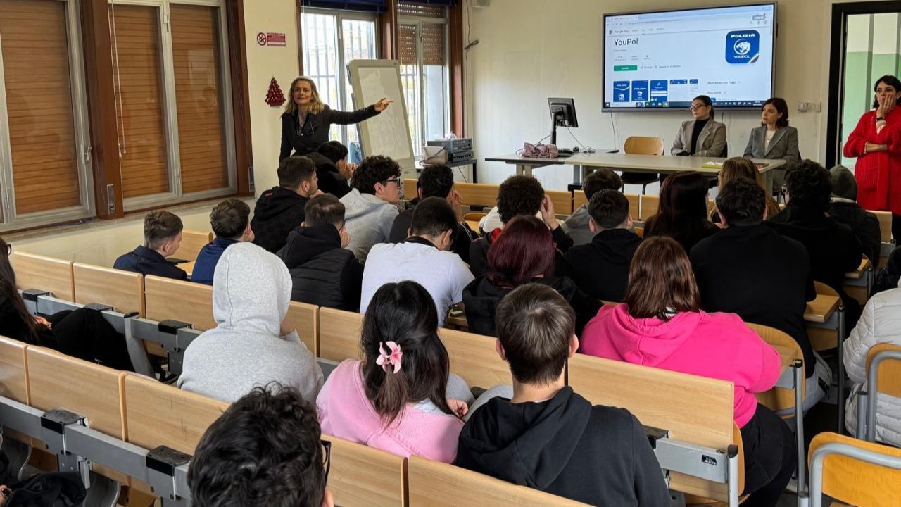 Bullismo, scuola e legalità: l’appuntamento al plesso Tirreno dell’Istituto Wojtyla Bullismo, scuola e legalità: l’appuntamento al plesso Tirreno dell’Istituto Wojtyla