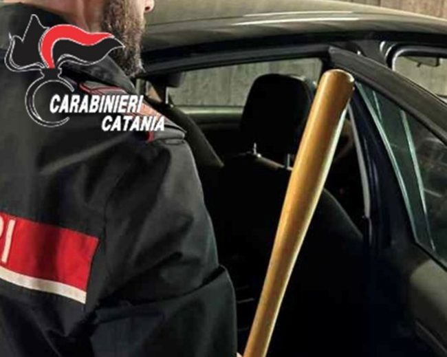 Catania, 32enne incastrato con mazza da baseball nascosta in auto