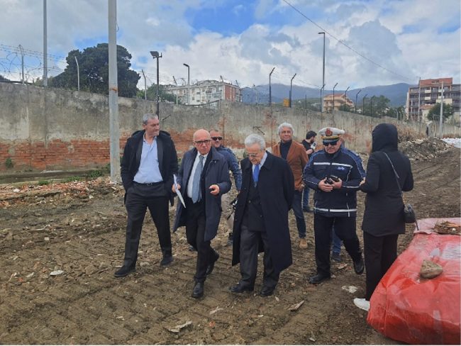 Finalmente demolita l’ultima baracca di via Ennio nel Messinese: il via ai lavori per la strada di collegamento con l’asse viario di Don Bosco