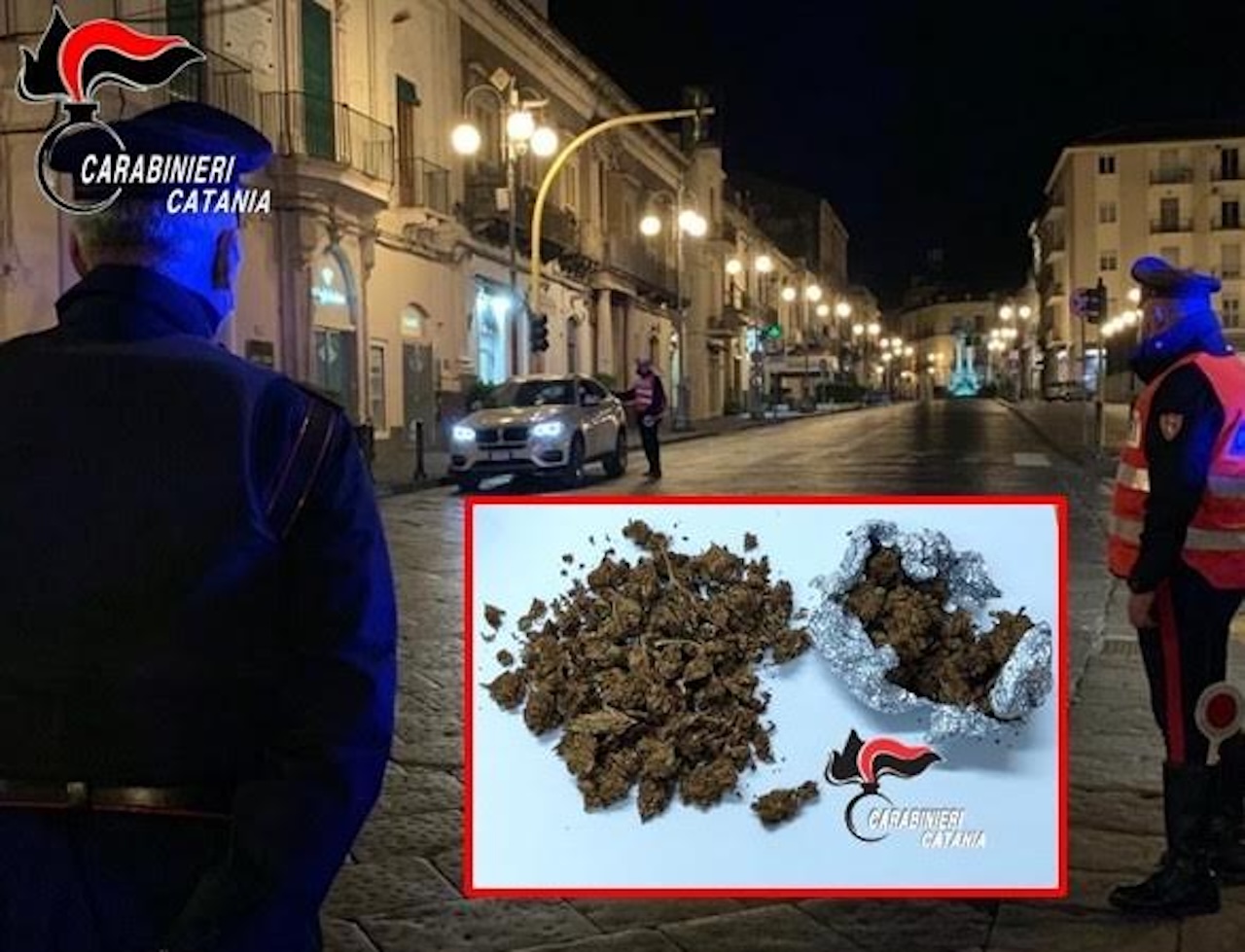 Catania, tenta di disfarsi della droga davanti ai carabinieri: nei guai un 20enne