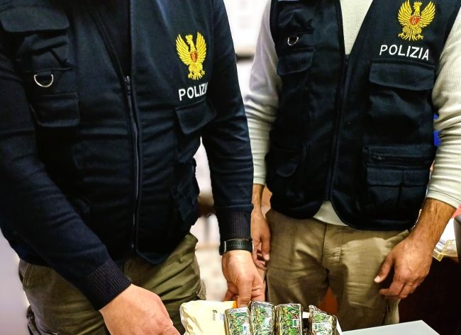 Nascondeva la droga nel pacco delle merendine: nei guai un 37enne