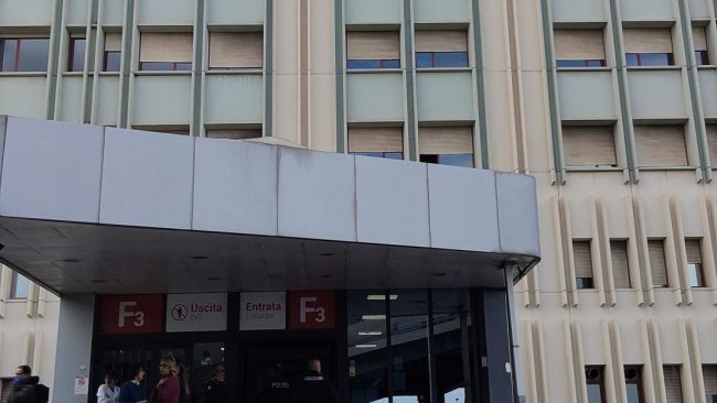 Incendio all’ospedale Cannizzaro di Catania, vigili del fuoco in azione