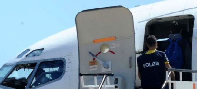 Espulso e rimpatriato 28enne gambiano, allontanato dal territorio nazionale un cittadino rumeno a Siracusa