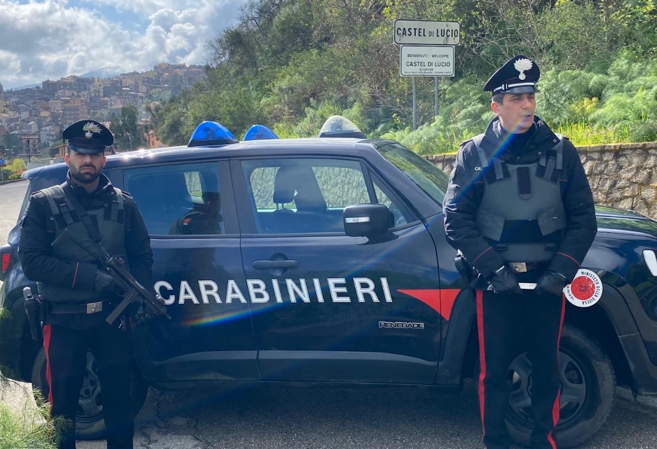 Truffa anziana con la tecnica del “falso carabiniere”. Recuperati gioielli e denaro, arrestato catanese Truffa anziana con la tecnica del “falso carabiniere”. Recuperati gioielli e denaro, arrestato catanese