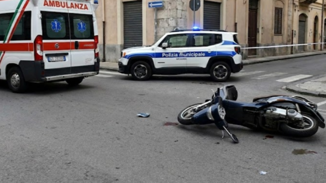 Incidente a Messina, centauro cade dallo scooter