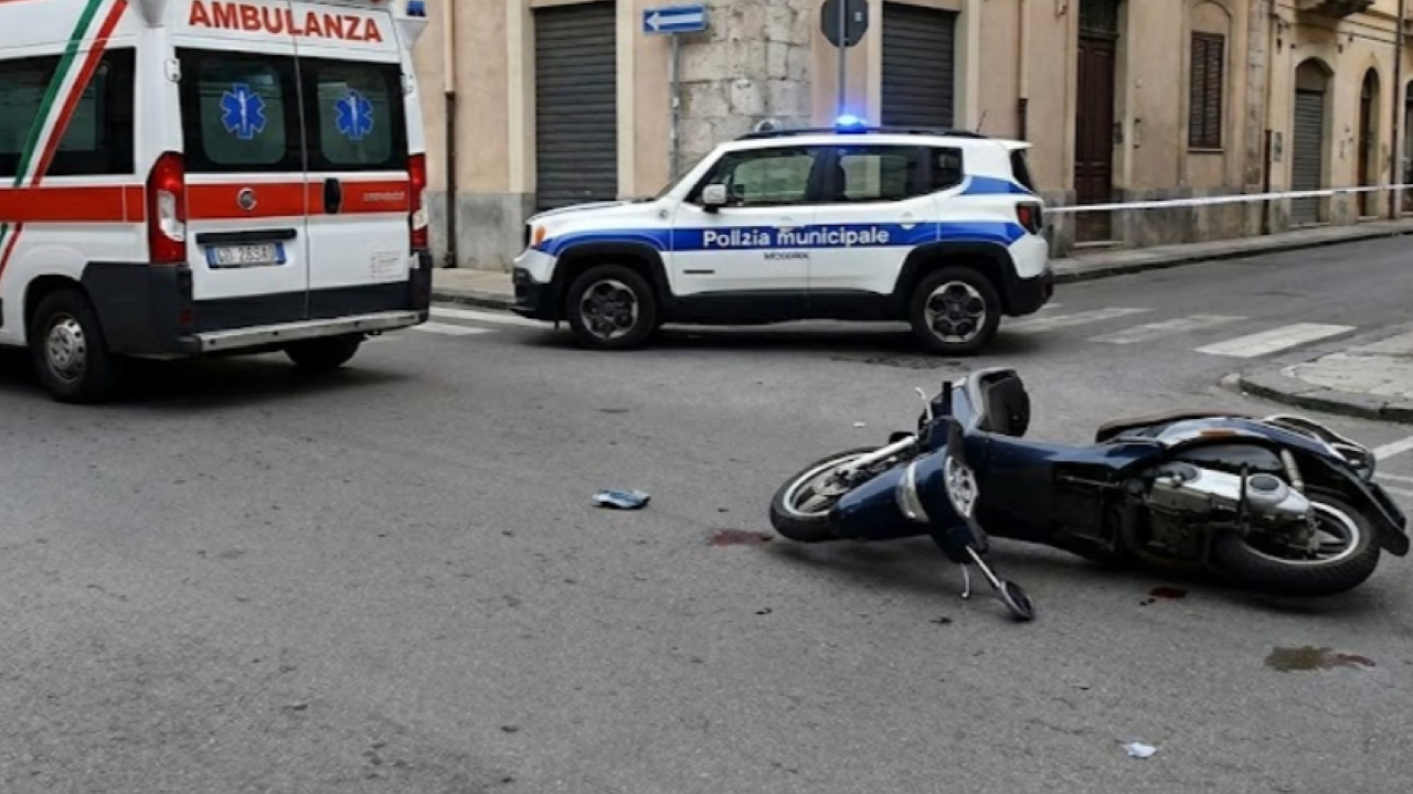 Incidente a Messina, centauro cade dallo scooter Incidente a Messina, centauro cade dallo scooter