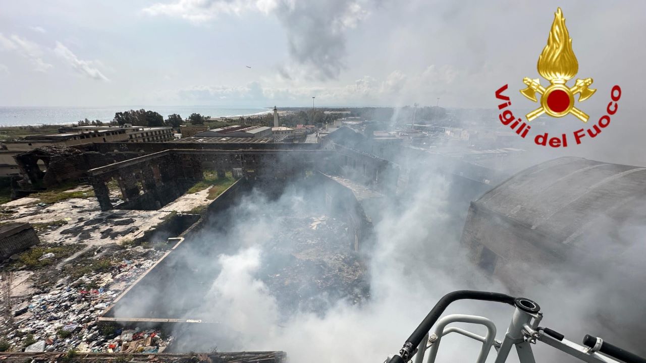 Incendio in un edificio abbandonato di via Plaia: Vigili del Fuoco in prima linea