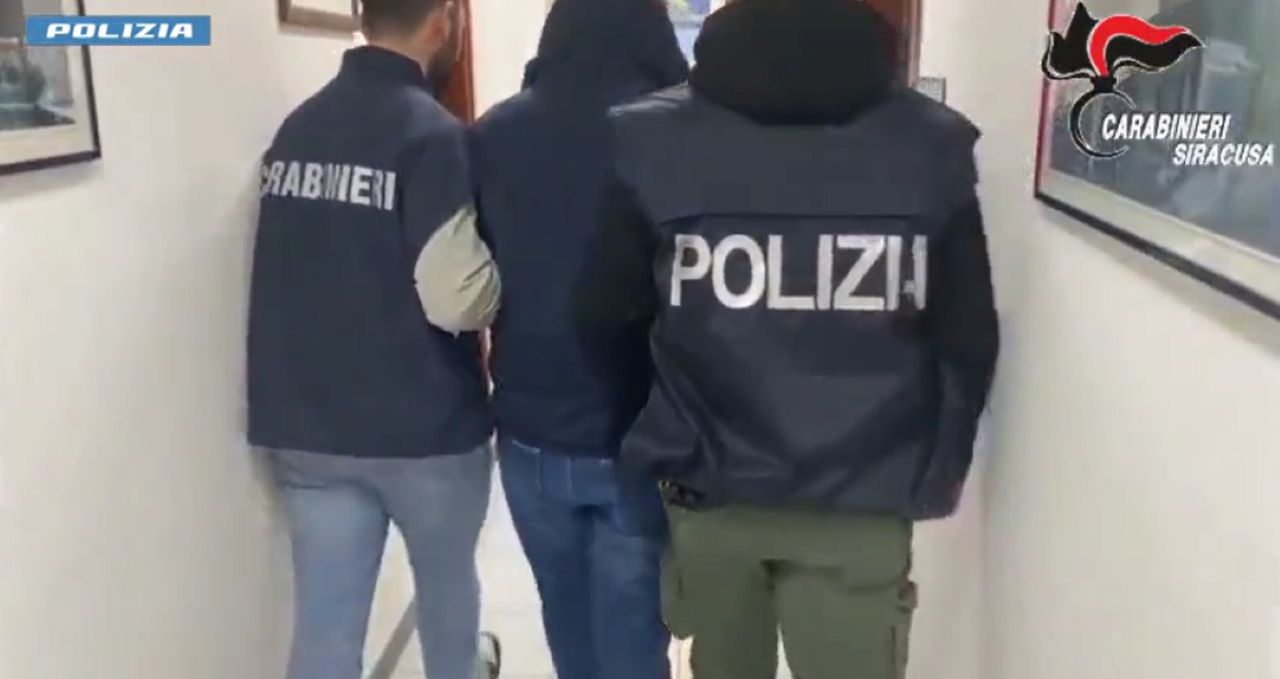 Siracusa, arrestato il giovane che ha fatto esplodere petardi vicino un chiosco – VIDEO