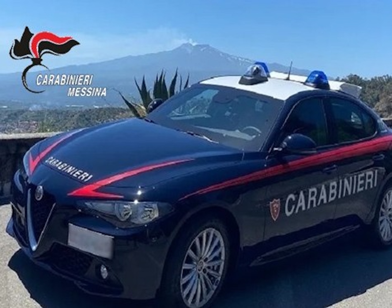 Tradito dal nervosismo un pusher nel Messinese: dall’Alt dei carabinieri alla scoperta della “roba”