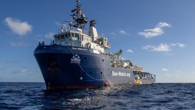 Sea Watch attracca a Trapani con 57 migranti a bordo