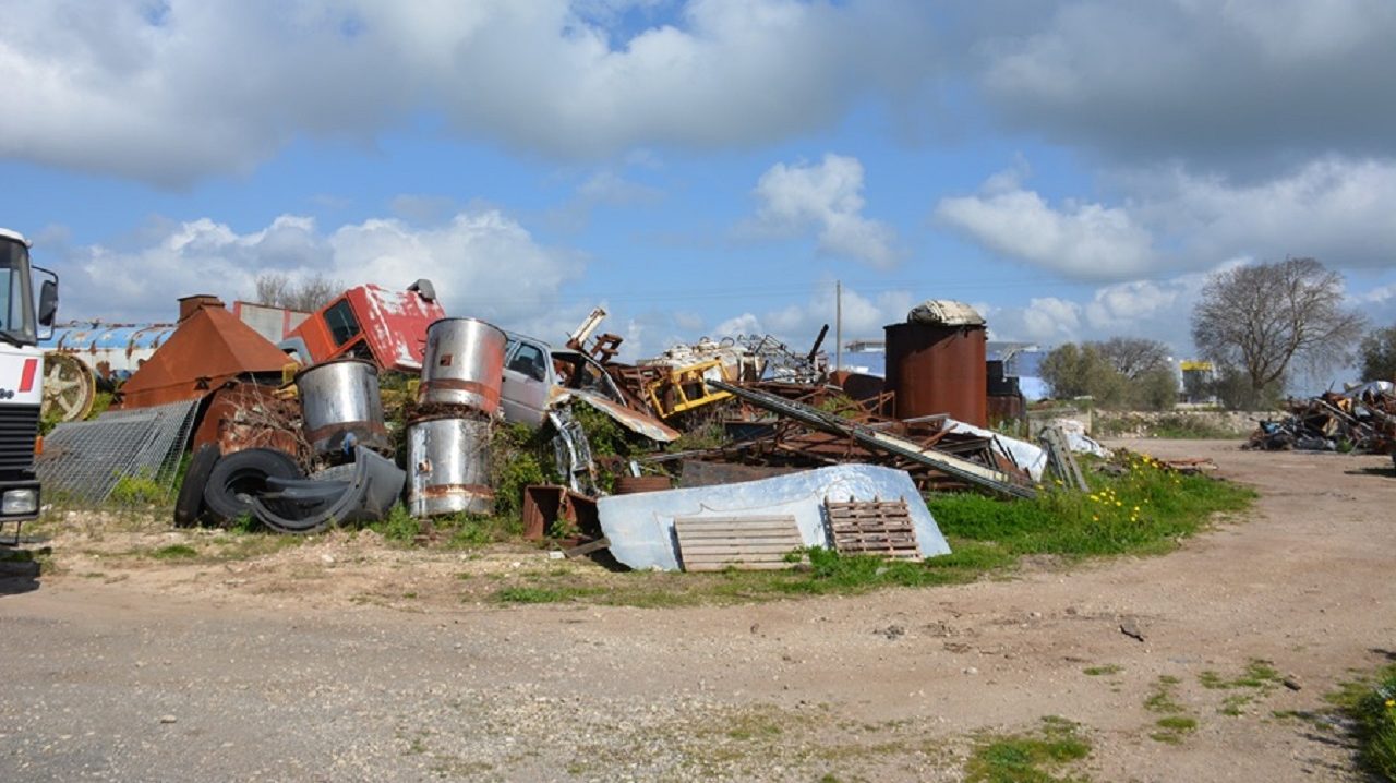 Discarica abusiva a Modica, dall’incendio tra i rifiuti speciali all’alta colonna di fumo Discarica abusiva a Modica, dall’incendio tra i rifiuti speciali all’alta colonna di fumo