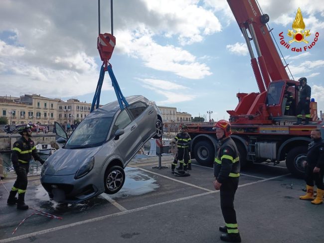 Paura a Ortigia: auto finisce in mare, soccorse mamma e figlia di 5 anni