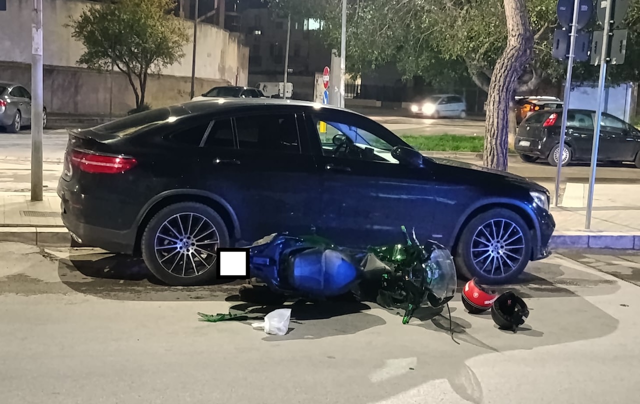 Vittoria, pirata della strada investe due centauri e fugge: feriti in ospedale Vittoria, pirata della strada investe due centauri e fugge: feriti in ospedale