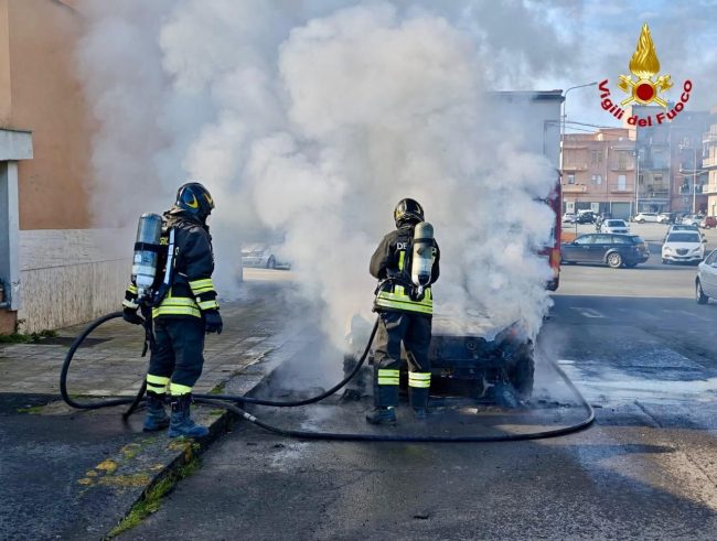 Lentini, auto in fiamme durante la marcia: intervento dei Vigili del Fuoco