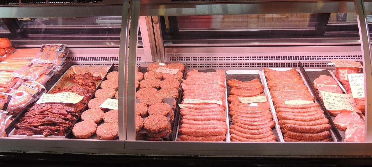 Controlli in una macelleria di Agrigento, sequestrati 30 chili di carne mal conservata e priva di tracciabilità: denunciato il titolare