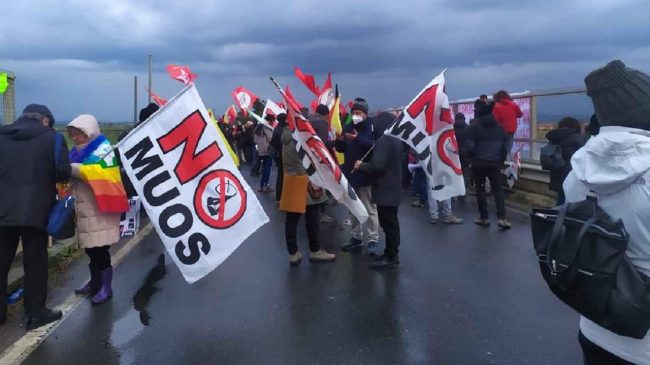 Niscemi, manifestazione No Muos per protestare contro la presenza militare estera in Sicilia
